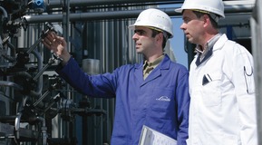 Linde service man and client checking the gas adjustment and the safety requirements, General service